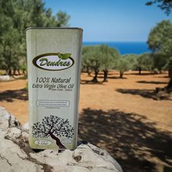 DENDRES extra vierge olijfolie uit Kreta Extra vierge olijfolie uit Kreta van DENDRES, gefotografeerd in een olijfgaard met uitzicht op zee